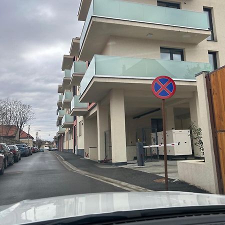Becca'S Downtown Apartment With Private Parking Oradea Exterior foto